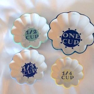 Streamline glass measuring cups